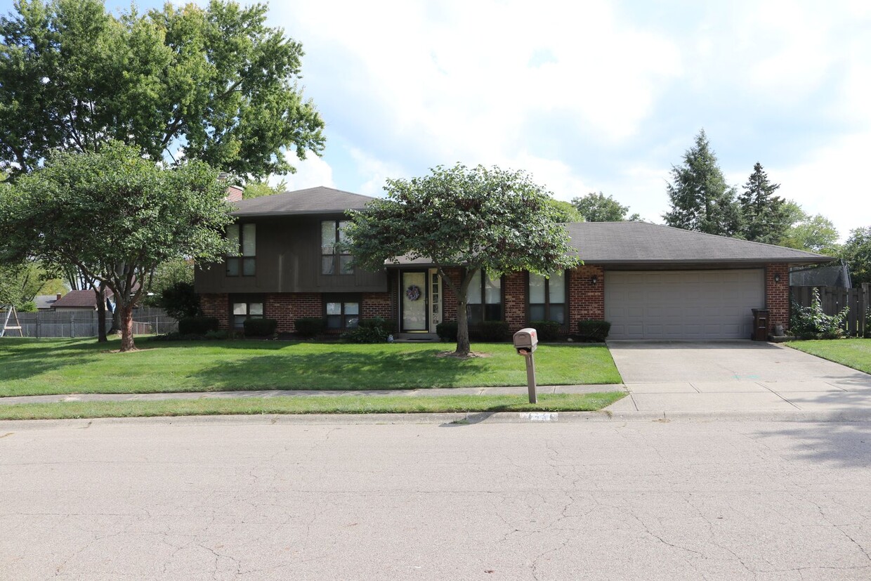 Building Photo - Four Bedroom Two & Half Bath Tri-Level home