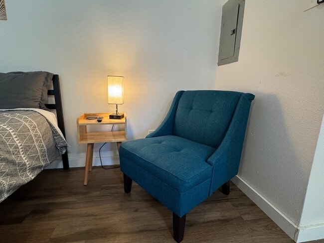 Building Photo - 806 S Elm St