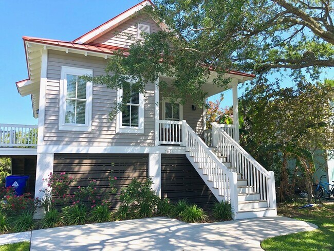 Building Photo - Beautiful Home Just a Bike Ride Away from ...