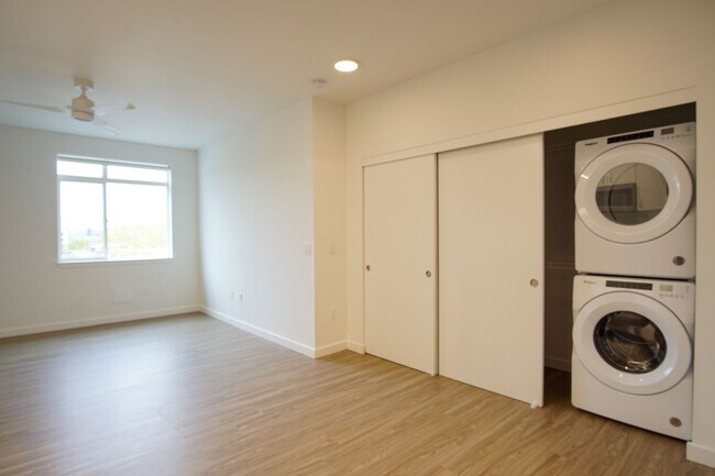 Foto del edificio - Modern 3rd Floor Studio with Condo-Grade Finishes!