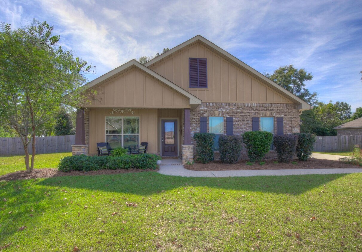 Foto principal - Three bedroom two bath split floor plan