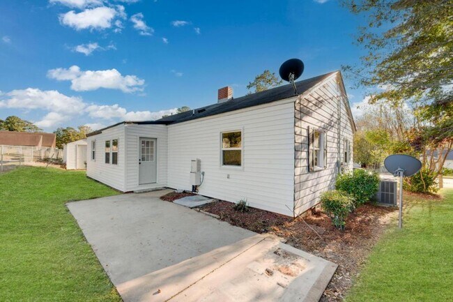 Building Photo - 300 E 15th St