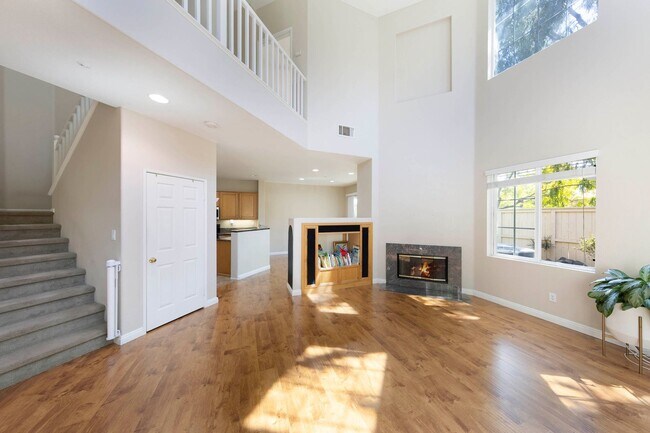 Foto del edificio - Irvine - Gated Northwood Point Townhome!