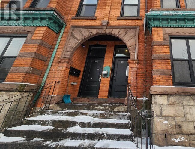 Photo du bâtiment - 498 Main St E