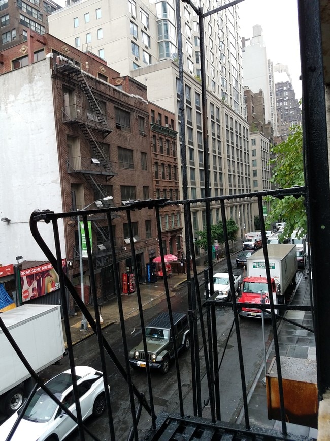 Building Photo - 354 W 37th St