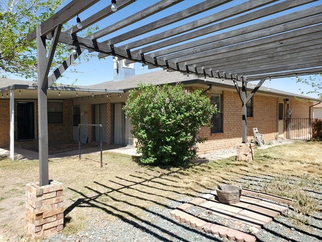 Building Photo - 3 Bedroom, 2 Bath with large fenced in bac...