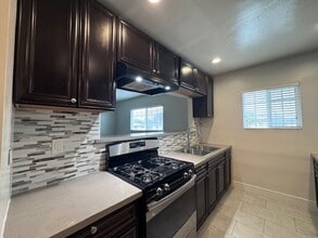 Building Photo - 2015 E 7th St