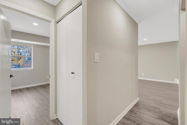 Building Photo - 5806 Cove Landing Rd