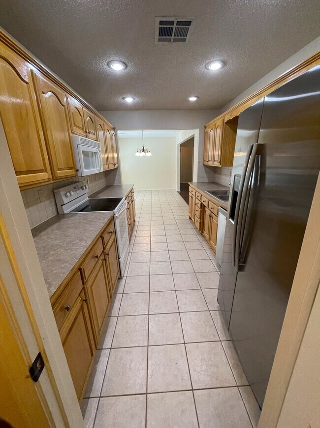 Building Photo - 3 Bedroom/2 Bathroom In Bentonville!!!