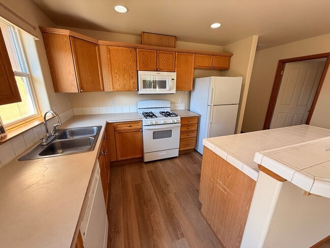 Building Photo - CHARMING SINGLE-LEVEL HOME IN A BEAUTFUL WELCOMING NEIGHBORHOOD!!!