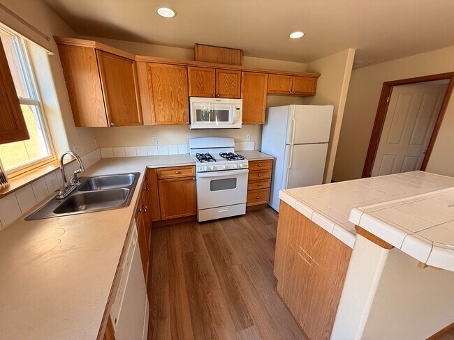 Foto del edificio - CHARMING SINGLE-LEVEL HOME IN A BEAUTFUL WELCOMING NEIGHBORHOOD!!!