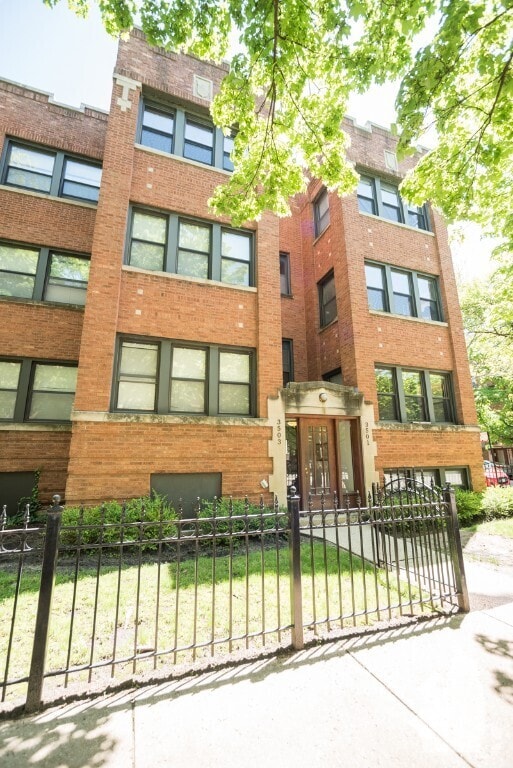 Building Photo - 1448 W Cornelia Ave