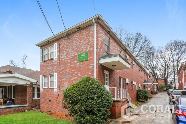 Foto del edificio - 944 St Charles Ave NE