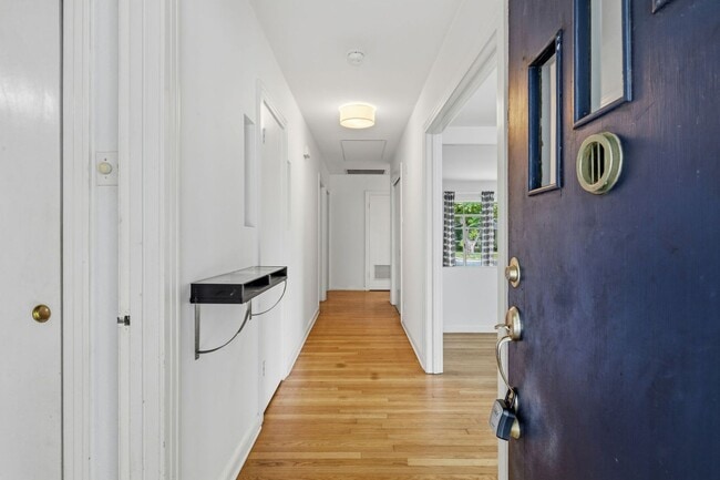 Building Photo - Nicely Updated 3/2 in Hyde Park