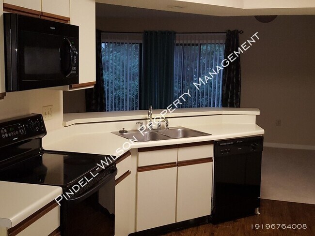 Building Photo - Stonehenge Townhome