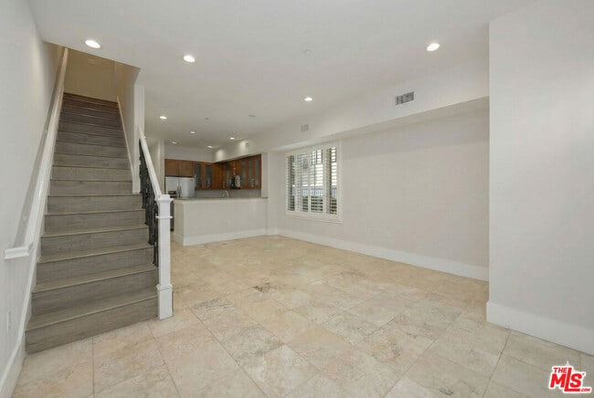 Building Photo - 2020 Holly Dr