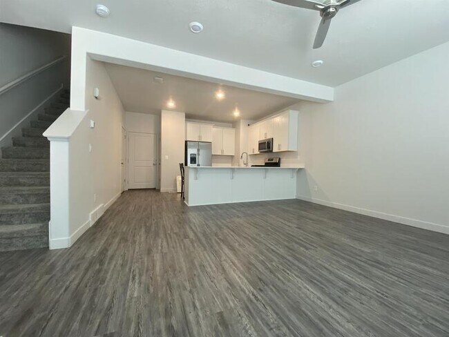 Foto del edificio - 15499 Aqua Mountain Ln