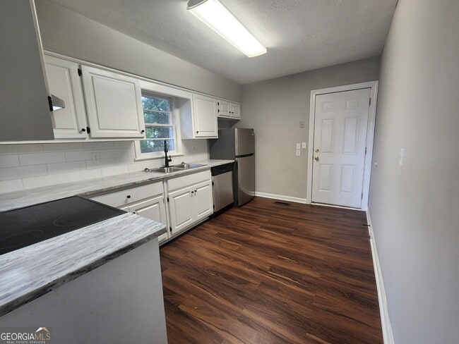 Building Photo - 4117 Lake Dr