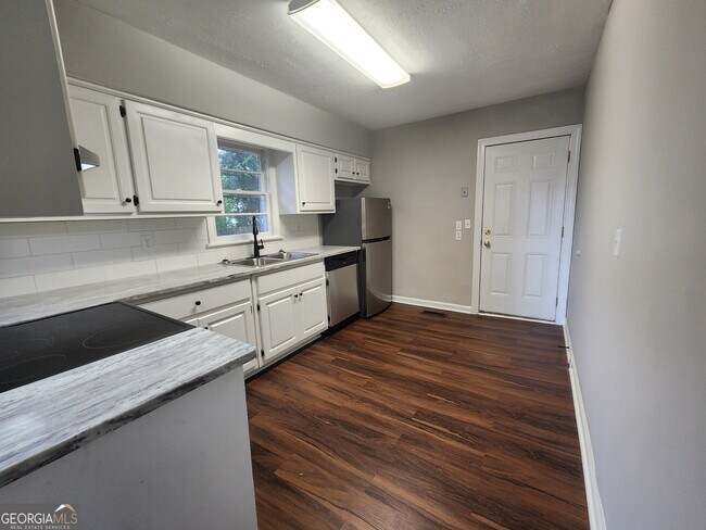 Foto del edificio - 4117 Lake Dr