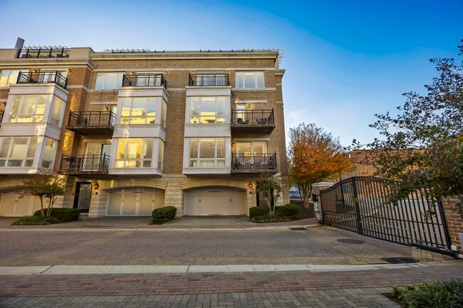 Foto del edificio - 900 Valencia Ct