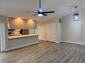 Building Photo - 7901 Chapman Oak Ct