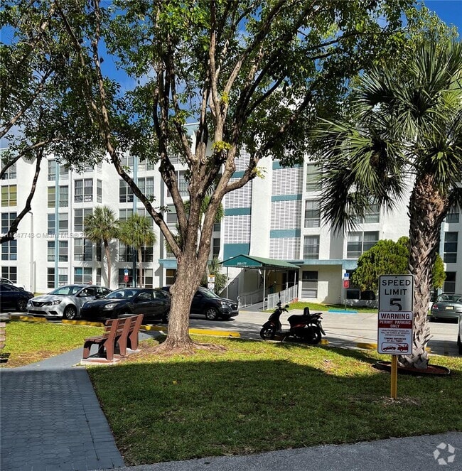 Sunny Isles Shores Apartments for Rent with Hardwood Floors Sunny