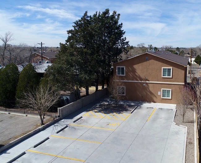 Building Photo - 2 Bedroom 1 Bathroom Upstairs Unit!