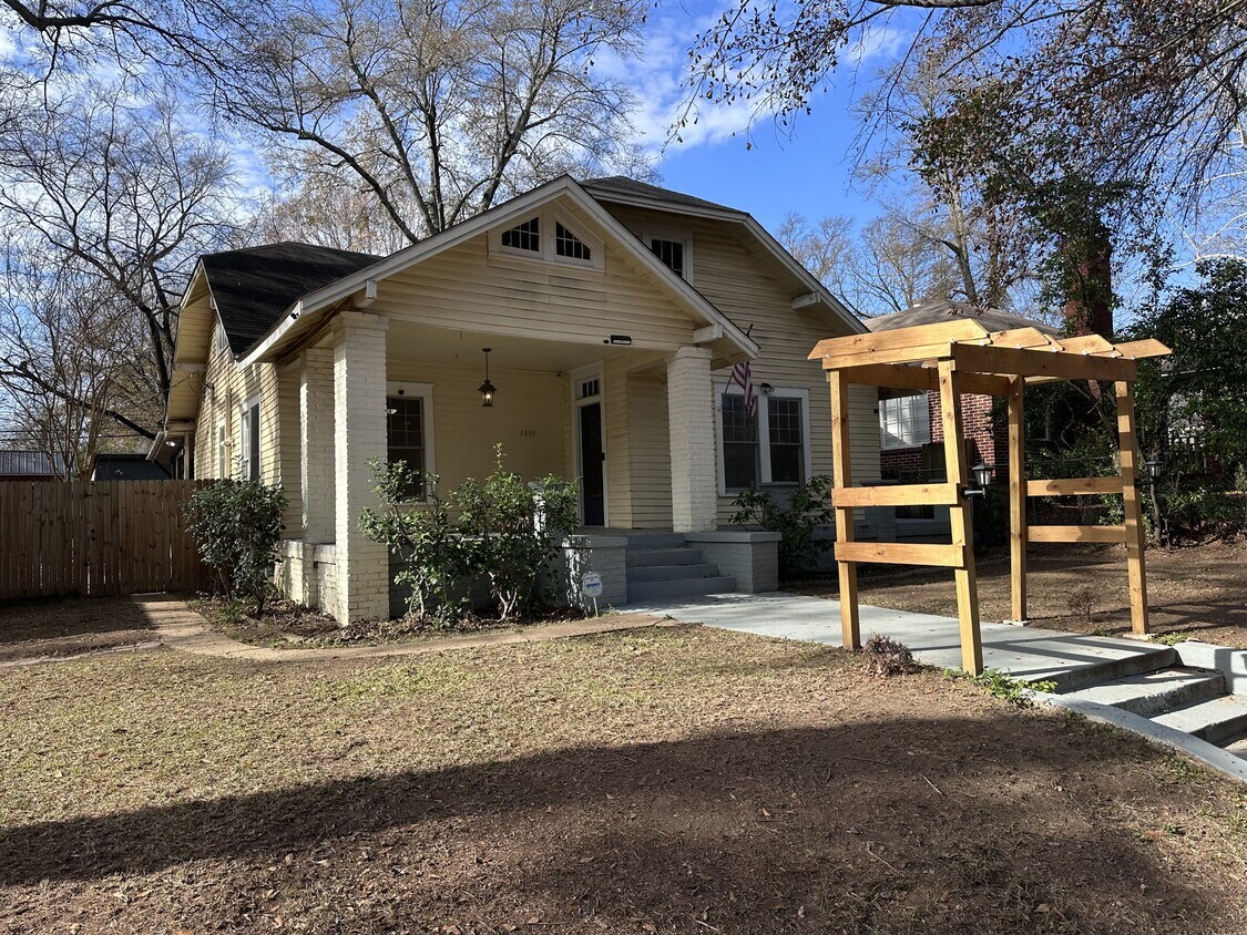 Primary Photo - 1805 Pecan St