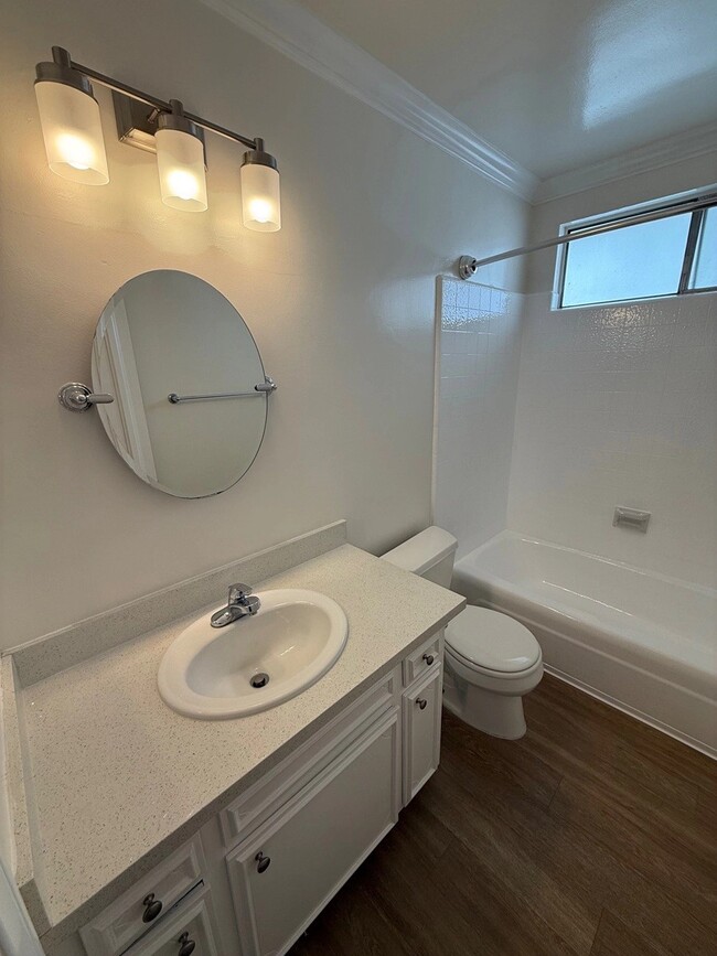 Building Photo - 1631 Barry Ave