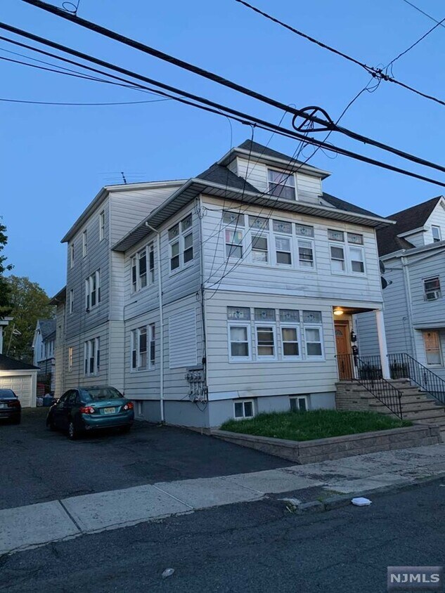 Primary Photo - 367-369 E 33rd St