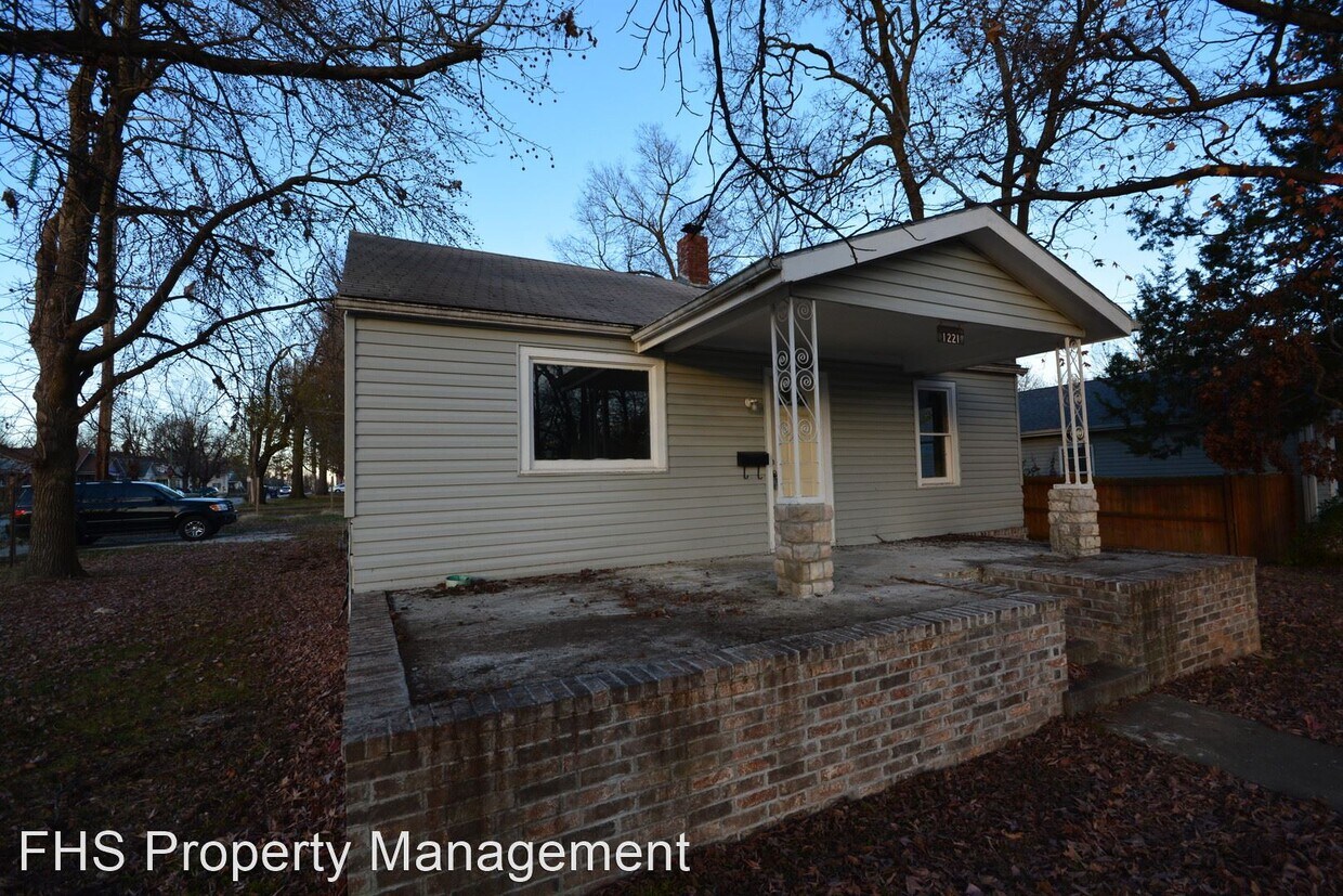 1221 W Mount Vernon St, Springfield, MO 65806