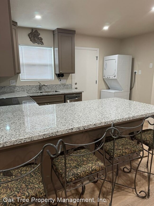 Foto del edificio - Studio, 1 bath House - 360 Cole Avenue #C