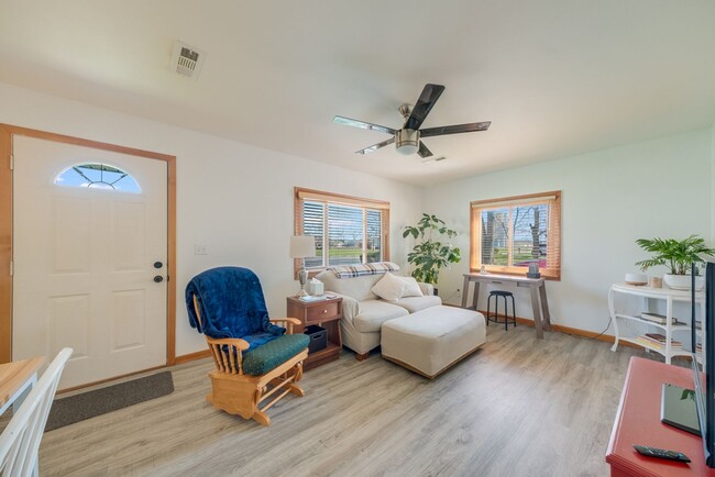 Building Photo - 2 Bed, 1 Bath House in Savoy - AVAILABLE M...