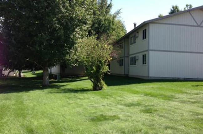 Building Photo - Twin Cedars