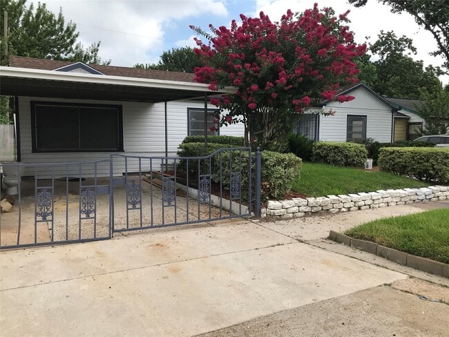 Building Photo - 225 Lena Dr