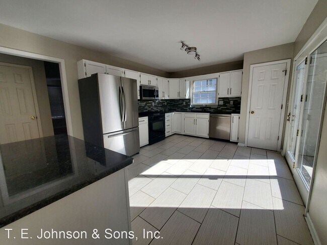 Foto del edificio - 3 br, 2.5 bath House - 4826 Tiffany Ave
