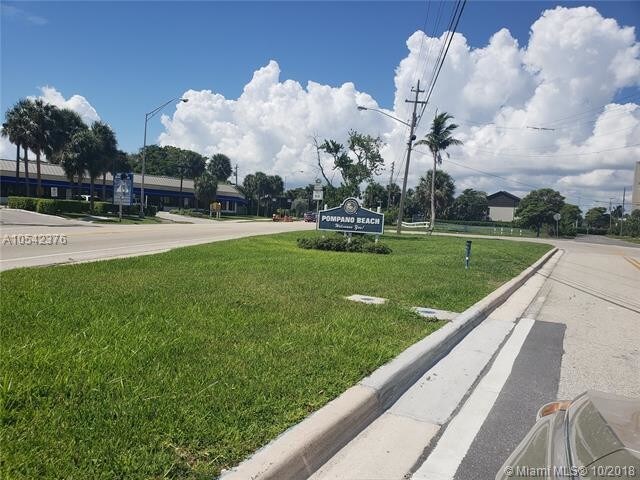 Building Photo - 2639 N Riverside Dr