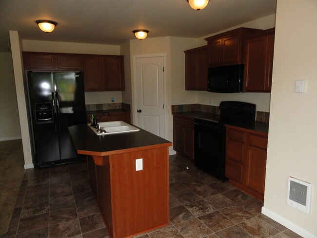 Building Photo - Newer 3 Bedroom 2 Bath Home in Tacoma