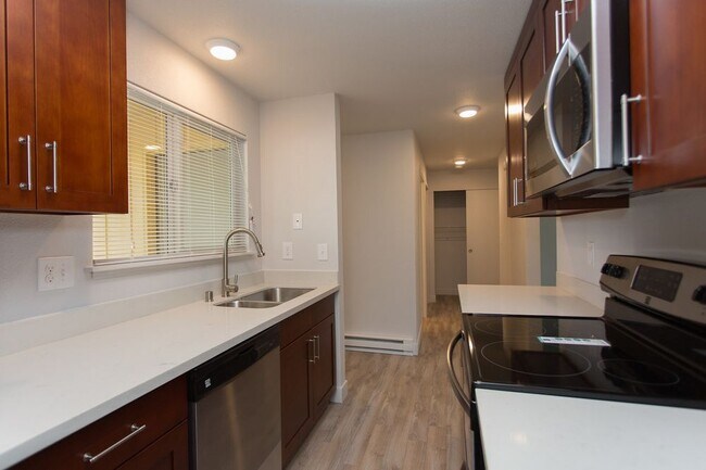 Building Photo - Luxury Remodeled 2 Bed/1 Bath