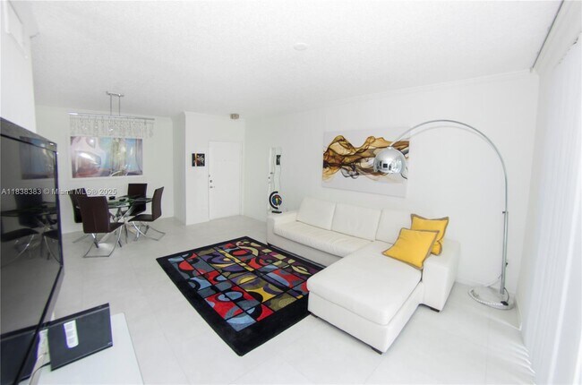 Foto del edificio - 17145 N Bay Rd