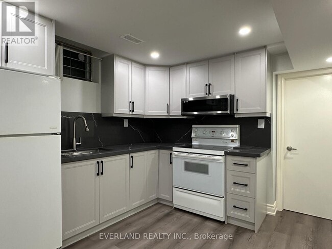 Building Photo - 10 Damian Dr