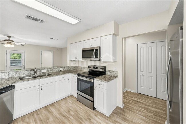 Foto del edificio - 1694 Ashwood Cir