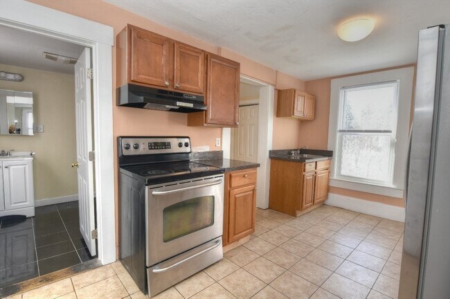 Building Photo - 65 School St