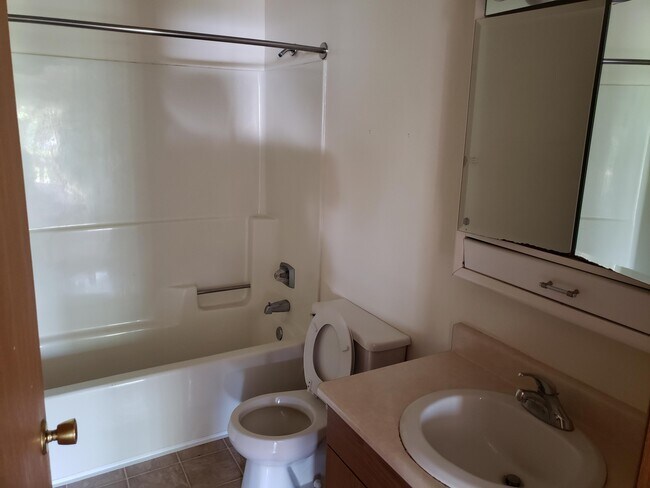Baño - 621 N Lincoln St