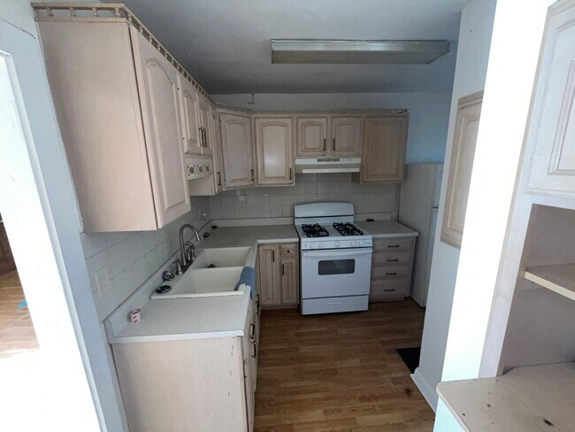 Building Photo - 715 S Stone St