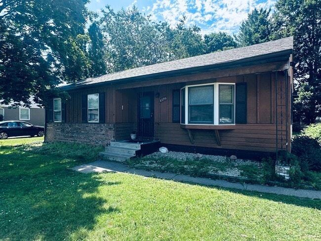 Building Photo - Charming 3 Bedroom Home in Heart if Maplew...