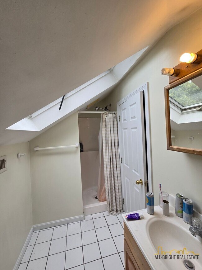Foto del edificio - Large Duplex - Off-Street Parking - Centra...