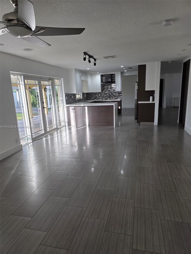 Foto del edificio - 8090 W 18th Ct