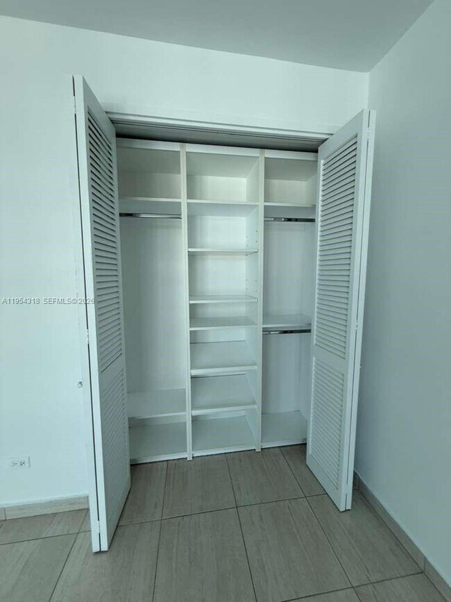 Foto del edificio - 5005 Collins Ave