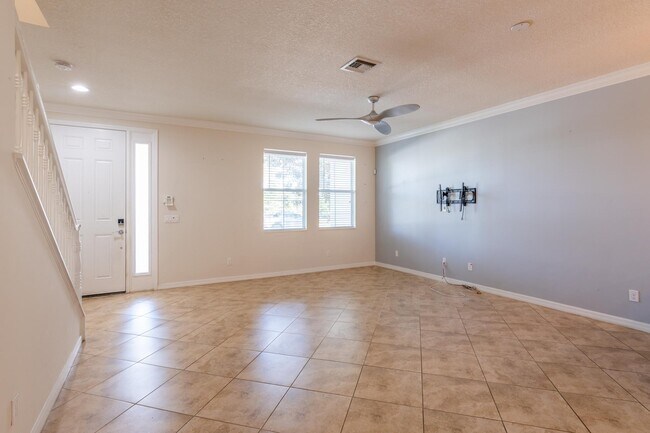 Building Photo - 1212 S Community Dr